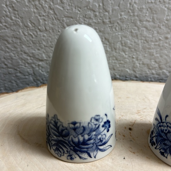 Vintage Churchill Courier and Ives Blue & White Salt and Pepper shakers - Picture 3 of 8